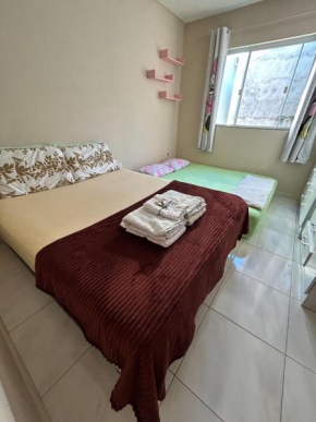 Quarto amplo e espaço acomoda 4 pessoas proximo a praia